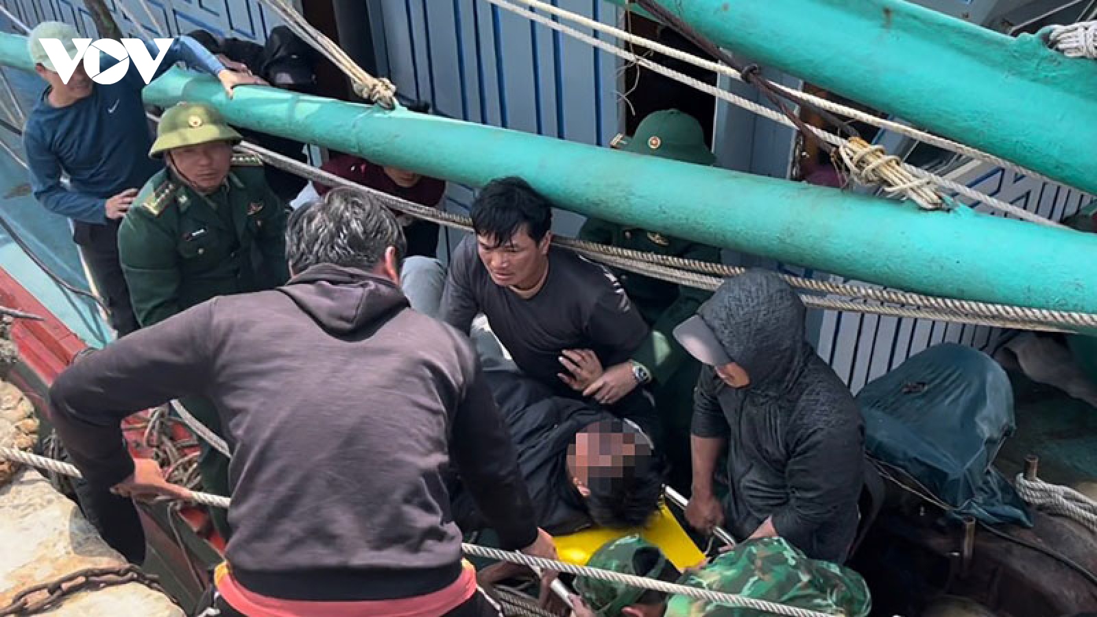 Thuyền viên bị dây tời tàu cá đánh vào đầu ở Quảng Bình